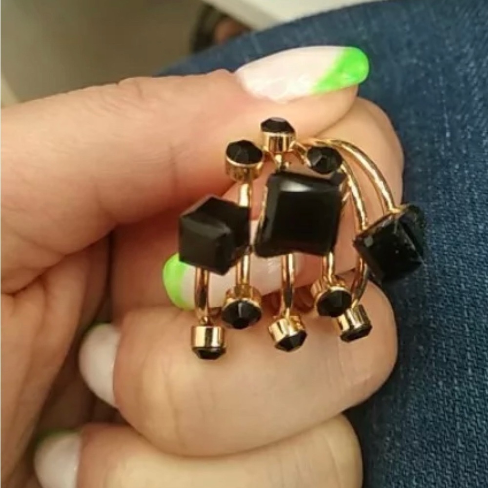 Black stone ring cluster on gold layered ring - costume jewelry - size 8 - Picture 9 of 10